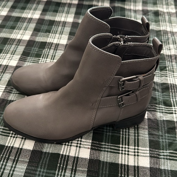 Gray Boots - Picture 4 of 7